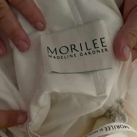 Beautiful wedding dress size 11/12 but altered to fit a 10 - Picture 4 of 5